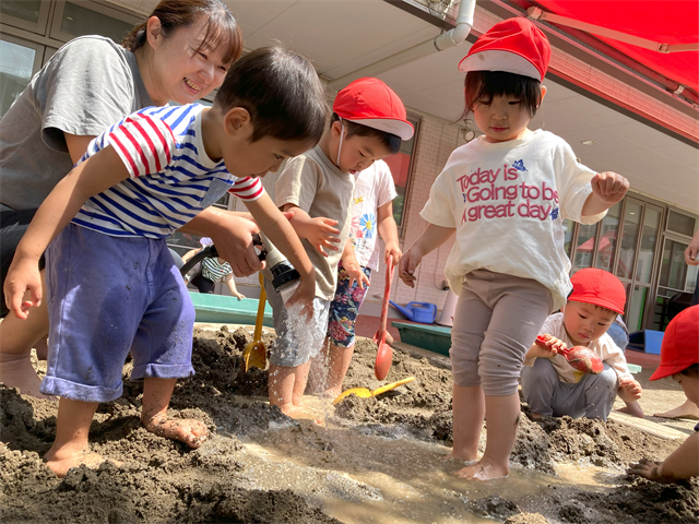 今日の子どもたち＊砂水遊び（2歳・満3歳児）